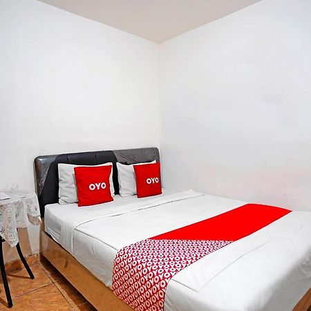 Отель Oyo 91390 Kost Grand Royal Elite Сурабая Экстерьер фото